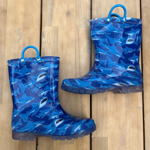 Cruz Kiks Youth Rubber Rain Boots with Shark Pattern - Picture 3 of 5